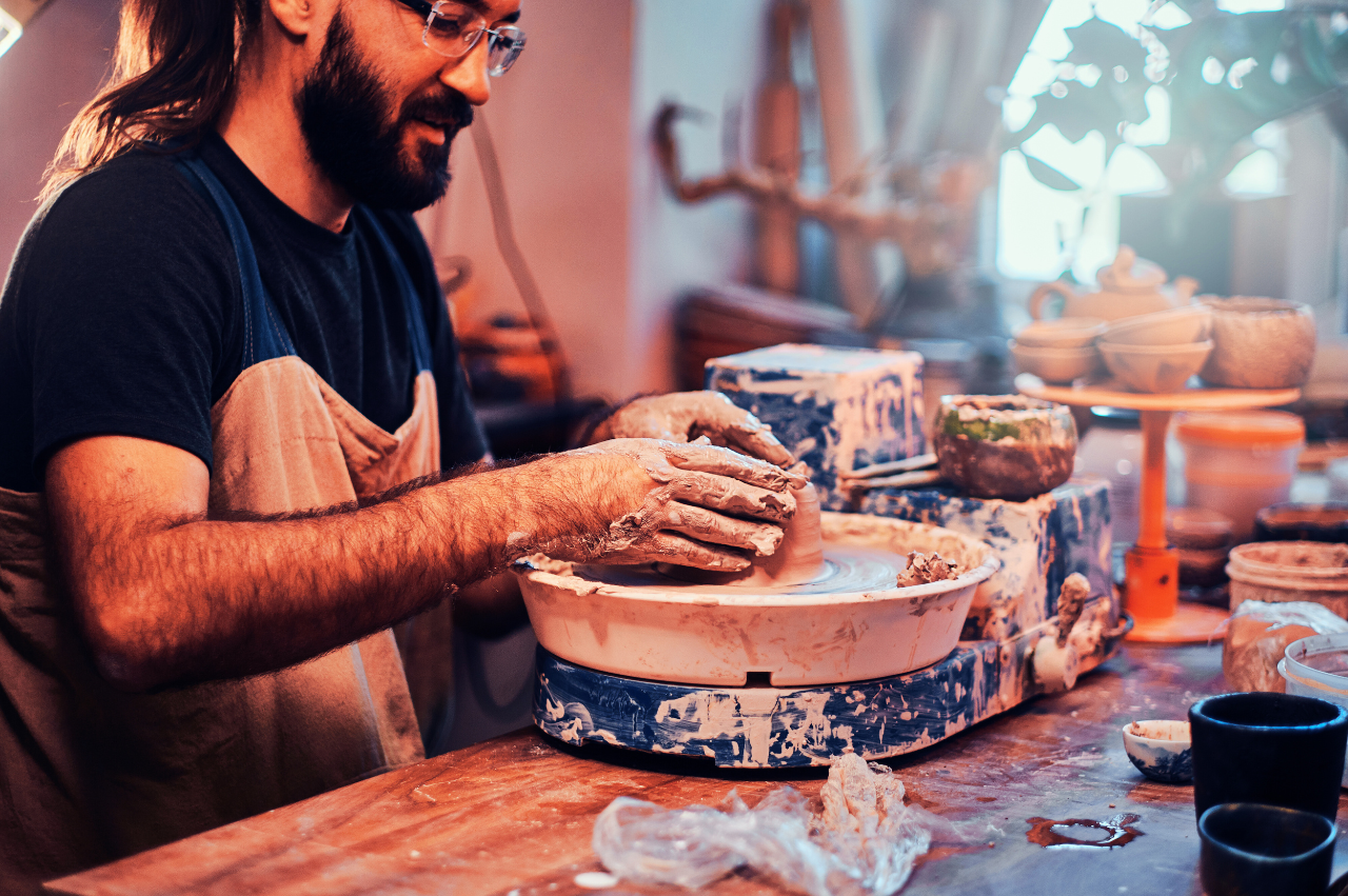 Paint Tuscan majolica with a pottery master